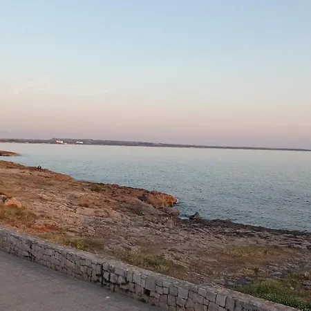 לינה וארוחת בוקר Lungomare Galilei